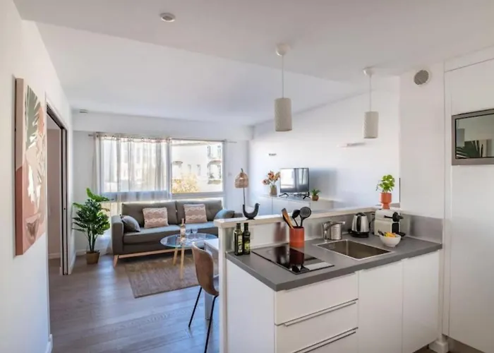 Joffre 2-4 - Bright Central 1 Bedroom Near Massena