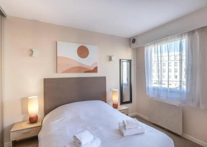 Joffre 2-4 - Bright Central 1 Bedroom Near Massena